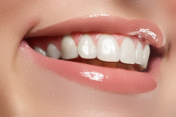 7 Tips On How To Whiten Teeth At Home